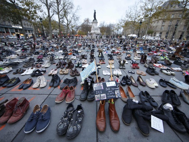 Mais de 10.000 sapatos, incluindo pares enviados pelo papa Francisco, cobriram parte da praça da República de Paris para simbolizar a impossibilidade de organizar manifestações na cidade por ocasião da Cúpula do Clima (COP21) por causa da ameaça terrorist (Foto: Eric Gaillard/Reuters)