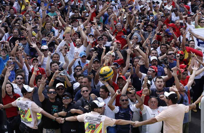 Torcida comemora pódio de Felipe Massa no GP do Brasil (Foto: AP)