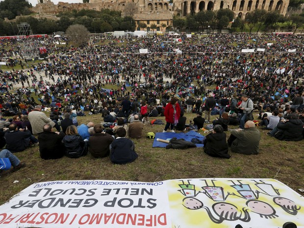 População protesta contra união homossexual neste sábado, em Roma, na Itália (Foto: Remo Casilli/ Reuters)