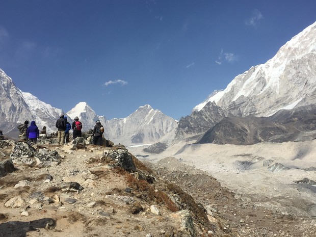 Foto de 9 de abril de 2016 mostra picos nevados no Himalaia, ao norte da vila de Lobuche, no Nepal, e a cerca de três horas de caminhada do campo base do Everest  (Foto: Karin Laub/AP)