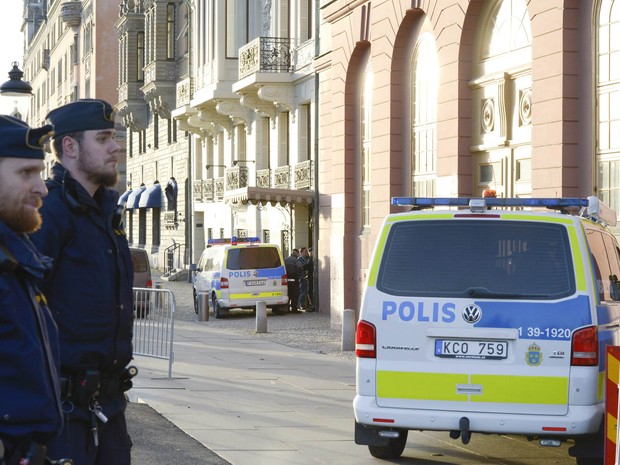 agente de segurança comete suicídio em frente a residência de primeiro-ministro sueco (Foto: Bertil Enevag / Reuters)