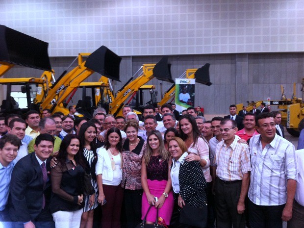 Dilma posa com prefeitos que receberam retroescavadeiras e motoniveladoras (Foto: Gabriela Alves/ G1 CE)