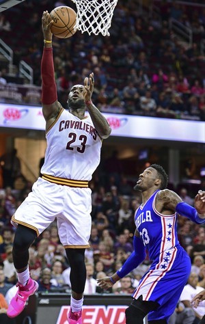 De tenis rosa contra o cancer LeBron lidera descansa e Cavs batem 76ers