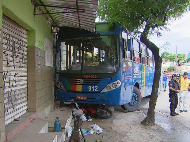 Ônibus subiu calçada da Av. Norte (Foto: Reprodução / TV Globo)