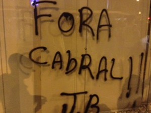 Manifestantes picham vidro pedindo a saída do governador do Rio, Sérgio Cabral (Foto: Mariucha Machado/G1)