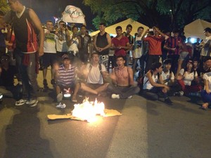 Após 3h de protesto, manifestação em Roraima encerra com mini fogueira em frente ao prédio da Assembleia Legislativa de Roraima (Foto: Valéria Oliveira/G1)