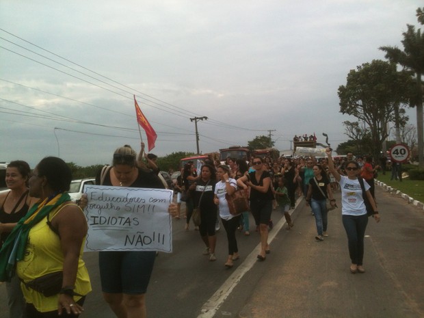 Cerca de 200 professores interditaram parte da via. (Foto: Narayanna Borges/InterTv RJ)