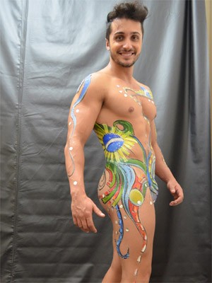 W. Veríssimo criou fantasia de carnaval inspirado na Copa do Mundo (Foto: Rodolfo Tiengo/G1)