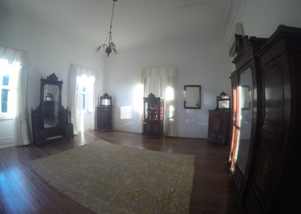 Um dos cômodos do Palácio Rio Negro que Getúlio utilizava para se vestir (Foto: Aline Rickly | G1)
