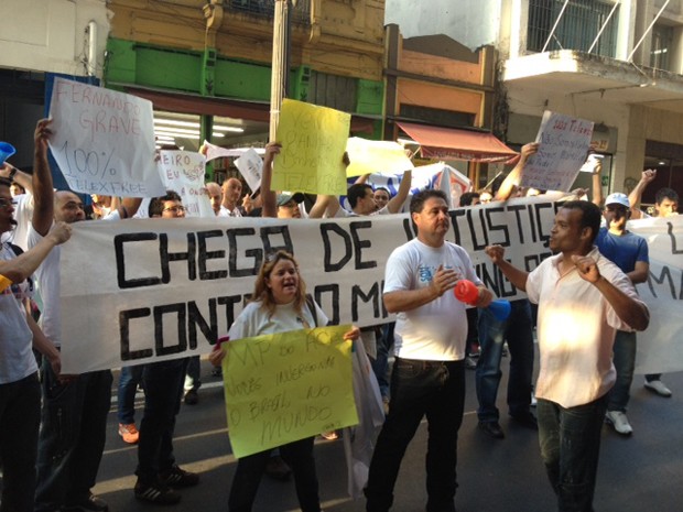 Manifestantes pró-Telexfree em frente ao Ministério Público de SP (Foto: Leonardo Neiva/ G1 )