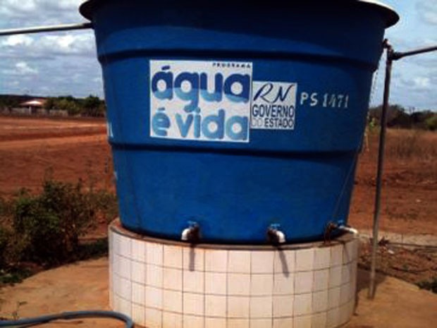 Poço foi aberto em Mossoró em 2012, mas só tem água salobra (Foto: Carlos Adams/G1)