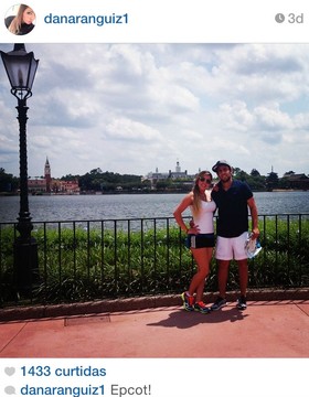 Esposa de Valdivia posta foto com o marido na Disney (Foto: Reprodução / Instagram)