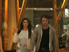 Thor Batista sai para jantar e passeia com a namorada em shopping no Rio