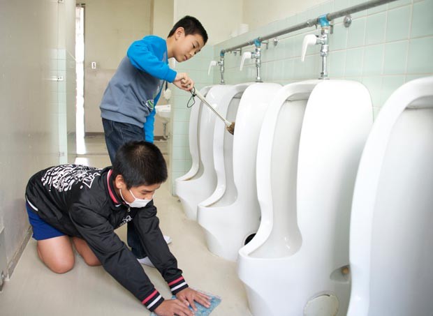 Alunos limpam até o banheiro da escola. (Foto: Marcelo Hide/BBC)