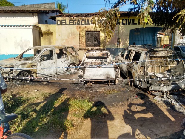Carros são incendiados no pátio da delegacia de Maracaçumé (MA) (Foto: Tony Rodrigues)