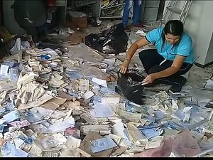 Após o assalto, a agência ficou depredada. (Foto: Ivo Ferraz/ TV Grande Rio)
