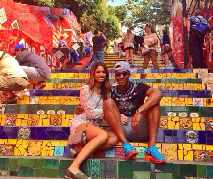 Leroy Fer e a namorada Xenia Lodia Maria na Escadaria Selarón (Foto: Reprodução/Instagram)