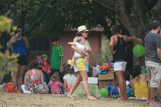 Regiane Alves leva o filho a festinha no Rio (Foto: Dilson Silva/AgNews)