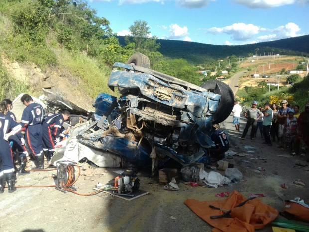 Quatro pessoas morrem após caminhão capotar em distrito de Vitória da Conquista (Foto: Divulgação/Polícia Militar)