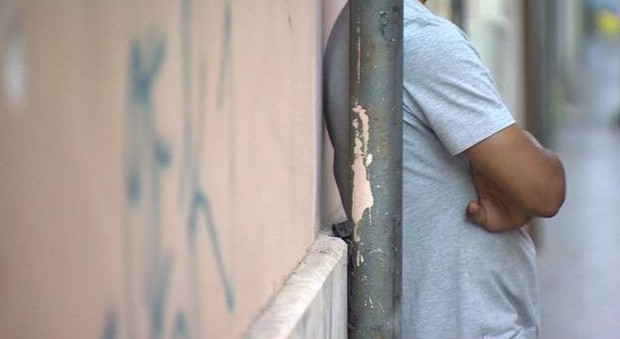 "Comecei a vender drogas para que não tivesse que me prostituir", contou Khaled  (Foto: BBC)
