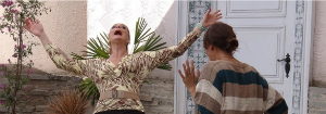 Vingança? Zelândia enche o quintal de sabão 
e faz com que Maura leve o maior tombo! (Globo)