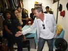 Antonio Banderas participa de ação social e visita ong no Rio