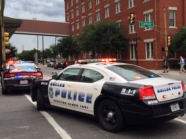Viaturas bloqueiam acesso a um prédio do Departamento de Polícia de Dallas no sábado (9), após relato de ameaças (Foto: AP Photo/Nomaan Merchant) Viaturas bloqueiam acesso a um prédio do Departamento de Polícia de Dallas no sábado (9), após relato de ameaças (Foto: AP Photo/Nomaan Merchant)