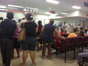 Usuários de aglomeraram dentro das agências bancárias de Boa Vista (Foto: Valéria Oliveira/G1)