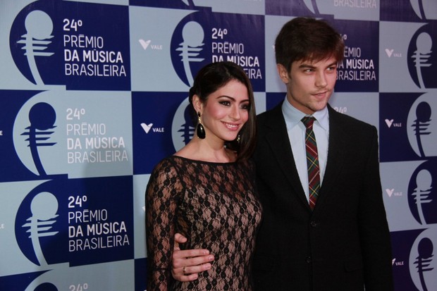 Carol Castro e o namorado no Prêmio da Música Brasileira (Foto: Isac Luz / EGO)