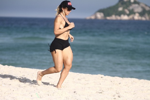 Andrea de Andrade corre na areia (Foto: Marcos Ferreira / Foto Rio News)