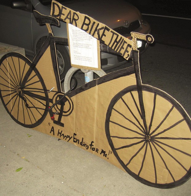 Após recuperar bicicleta, canadense substituiu objeto por réplica de papelão (Foto: Reprodução/Facebook/Quentin Matheson)
