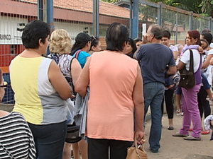 Filas se formam por falta de atendimento em UBS de Itapetininga (Foto: Reprodução/TV TEM)