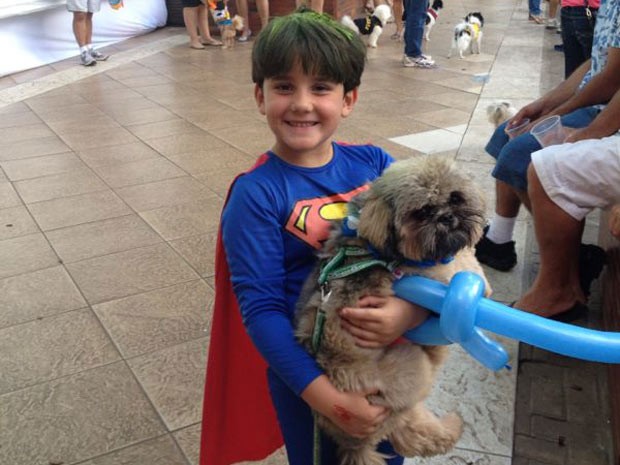 Caio Brandão, de seis anos, levou o cachorrinho Buster para participar da festa e fazer "novos amigos".  (Foto: Mariana Oliveira/G1)