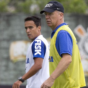 Jadsondependência? Mano nega, mas admite que meia faz falta ao time.