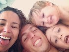 Danielle Winits curte o Dia das Mães com o namorado e os filhos