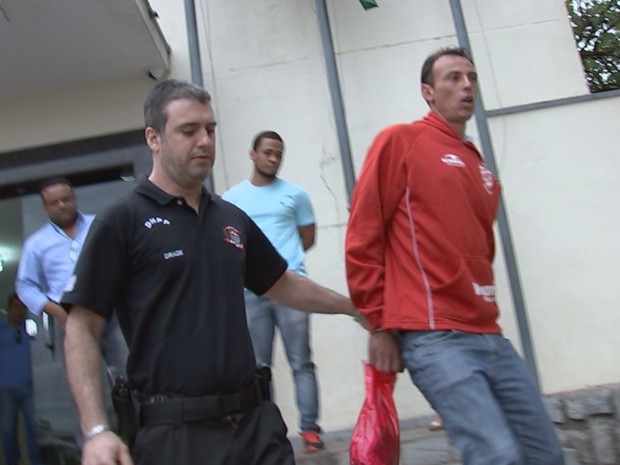 Ex-goleiro Carlos Luna foi preso na manhã desta terça-feira (Foto: Reprodução/TV TEM)