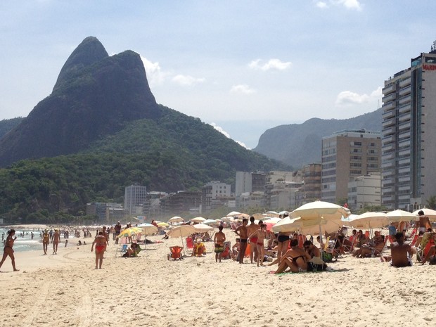 Praia do Leblon ficou cheia em dia de sensação térmica de 50Cº (Foto: Marcelo Elizardo/ G1)