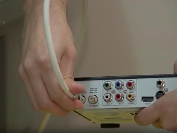 Instalação de conversor digital é rápida e fácil em televisores antigos (Foto: Reprodução/TV TEM) Instalação de conversor digital é rápida e fácil em televisores antigos (Foto: Reprodução/TV TEM)