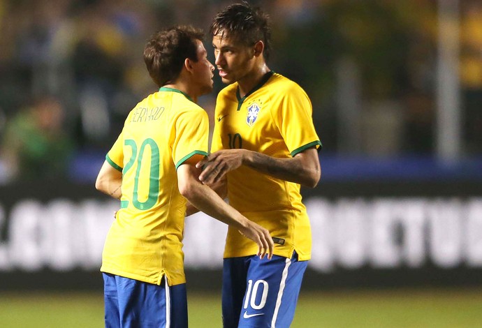 Bernard e Neymar Brasil x servia (Foto: Marcos Ribolli)
