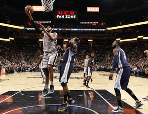 LaMarcus Aldridge, marcado por Zach Randolph, marca mais dois pontos para os Spurs (Foto: Reuters)
