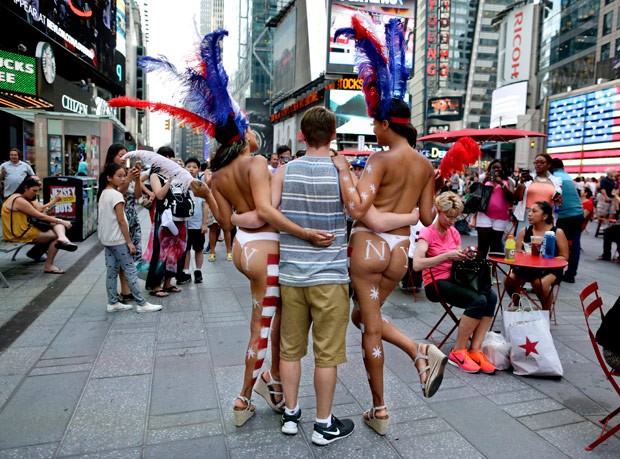 Prefeito de NY tenta proibir mulheres de posar de topless ao lado de turistas (Foto: Julie Jacobson/AP) Prefeito de NY tenta proibir mulheres de posar de topless ao lado de turistas (Foto: Julie Jacobson/AP)