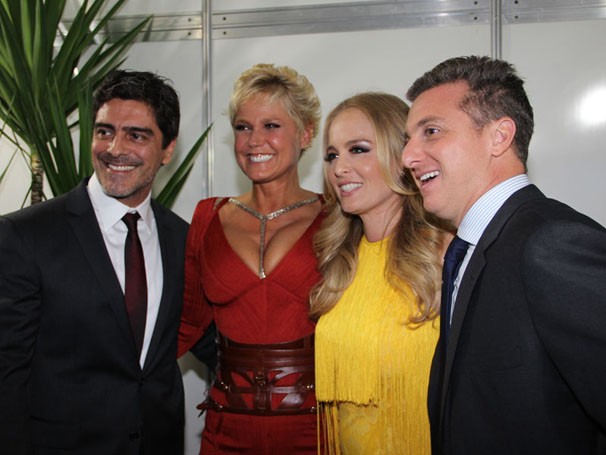 Encontro especial: Xuxa e seu namorado posam ao lado do casal Angélica e Luciano Huck (Foto: Divulgação/TV Globo) Encontro especial: Xuxa e seu namorado posam ao lado do casal Angélica e Luciano Huck (Foto: Divulgação/TV Globo)