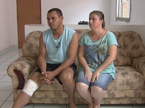 Elias e a mulher, Débora, reclamam da falta de atenção da equipe médica (Foto: Reprodução/ TV TEM)