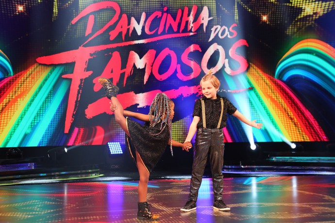 Nicole e Raffa entraram brilhando no palco do 'Domingão' (Foto: Carol Caminha/Gshow)