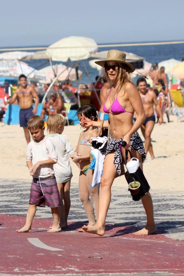 Fernanda Lima com os filhos na praia (Foto: J.Humberto / AgNews)