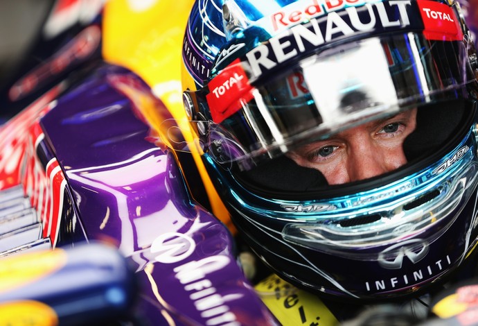 Sebastian Vettel não teve a mesma sorte do companheiro de equipe e abandonou prova na quinta volta  (Foto: Getty Images)