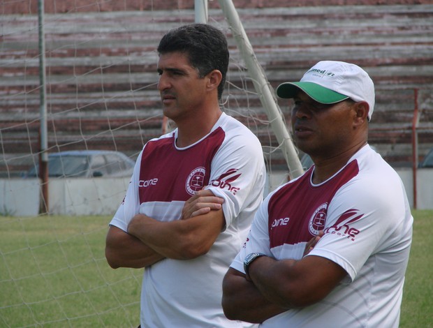 Morelato e Mauro Soares, auxiliar e técnico da Desportiva Ferroviária (Foto: Bruno Marques/Globoesporte.com)
