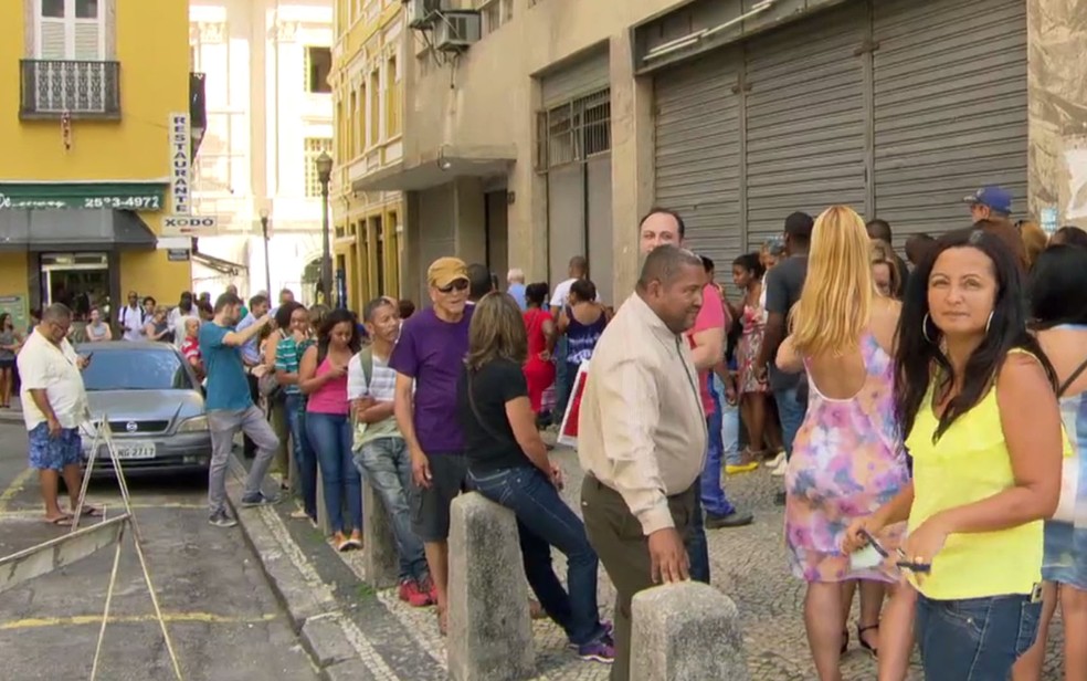 Servidores do RJ fazem fila por cesta básica: 'Não temos 13º, nem salário. Será nossa ceia de natal' (Foto: Reprodução / TV Globo)