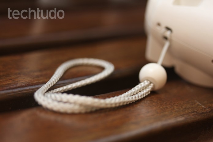 A Instax Mini 8 vem acompanhada com uma alça da mesma cor que ela (Foto: Luana Marfim/TechTudo) A Instax Mini 8 vem acompanhada com uma alça da mesma cor que ela (Foto: Luana Marfim/TechTudo)
