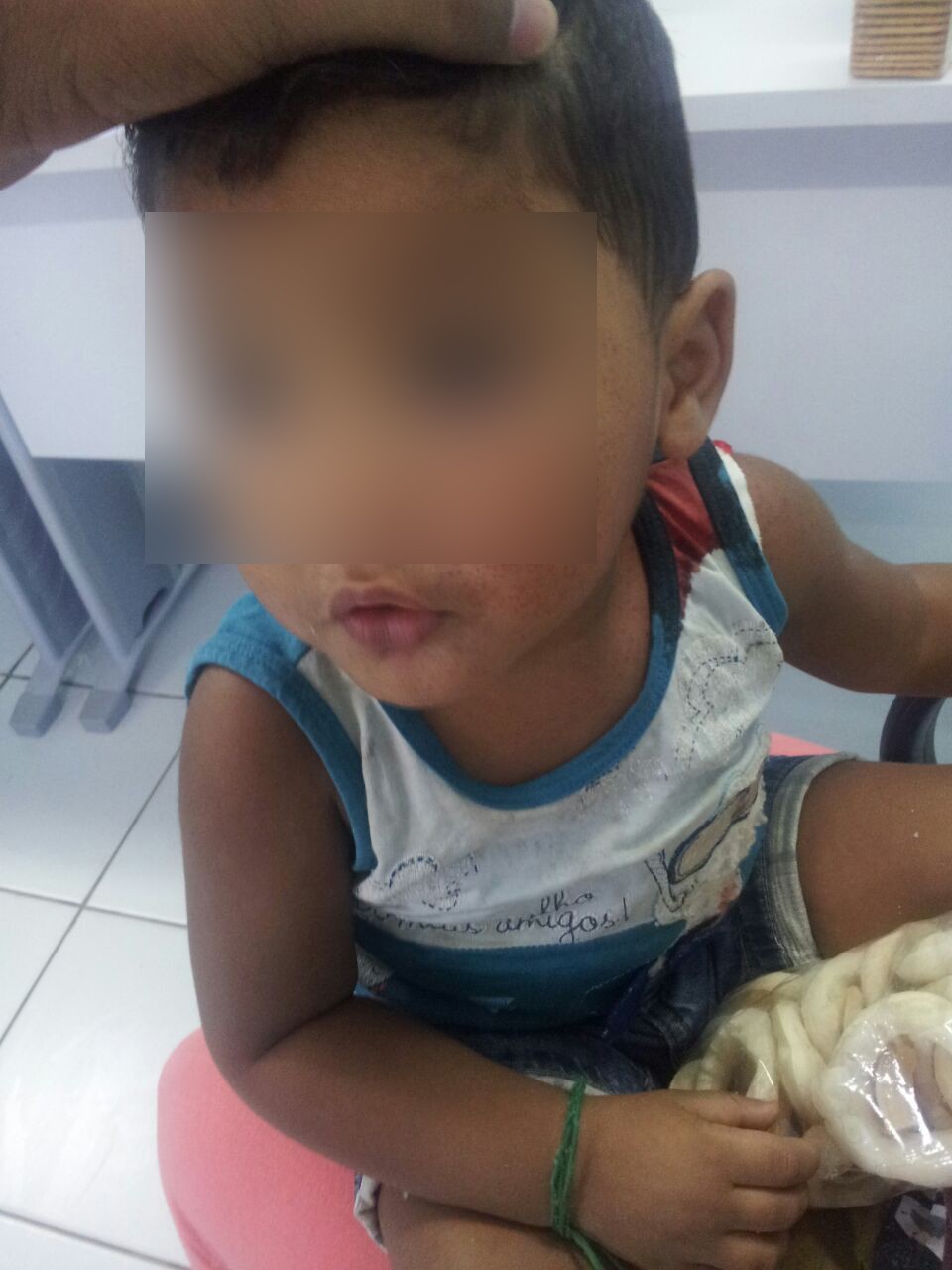 Criança foi atingida no ombro (Foto: Divilgação/Polícia Militar)